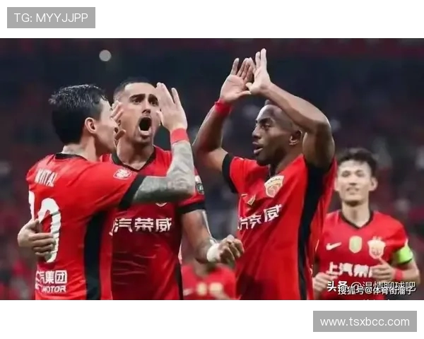 上海海港主场激战武汉三镇巅峰对决上演中超冠军荣誉关键之战 上海海港主场激战武汉三镇巅峰对决上演中超冠军荣誉关键之战